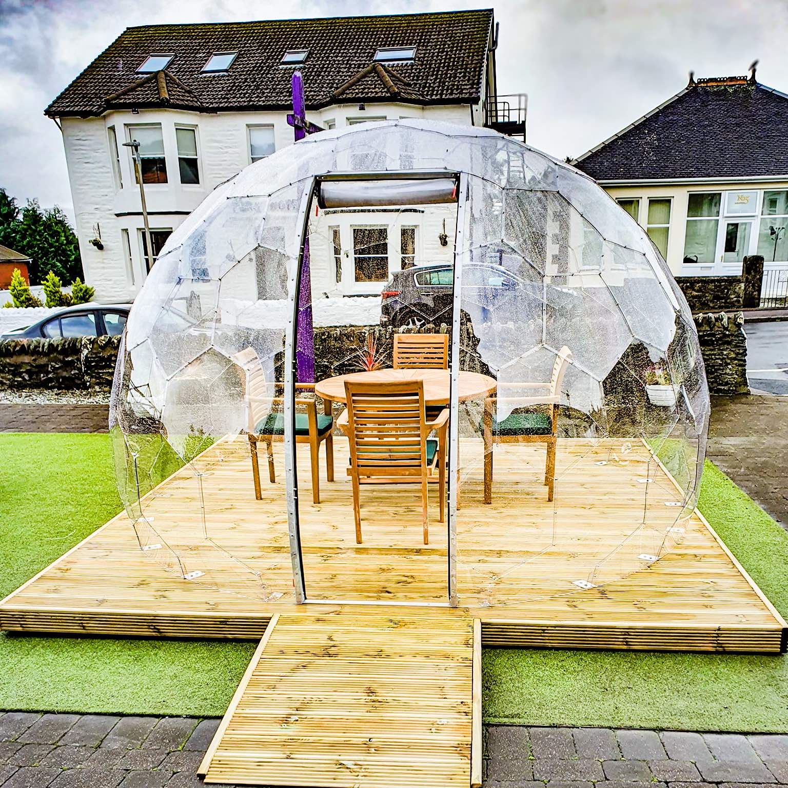 Vorderansicht des Clear Meeting Pods