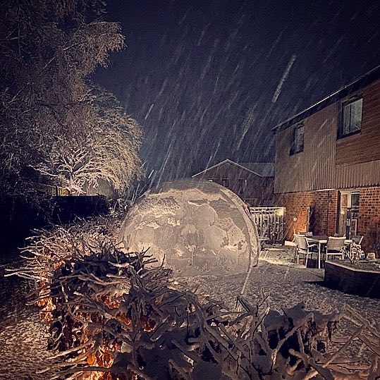 Transparente Garten-Iglu-Kuppel im Regen