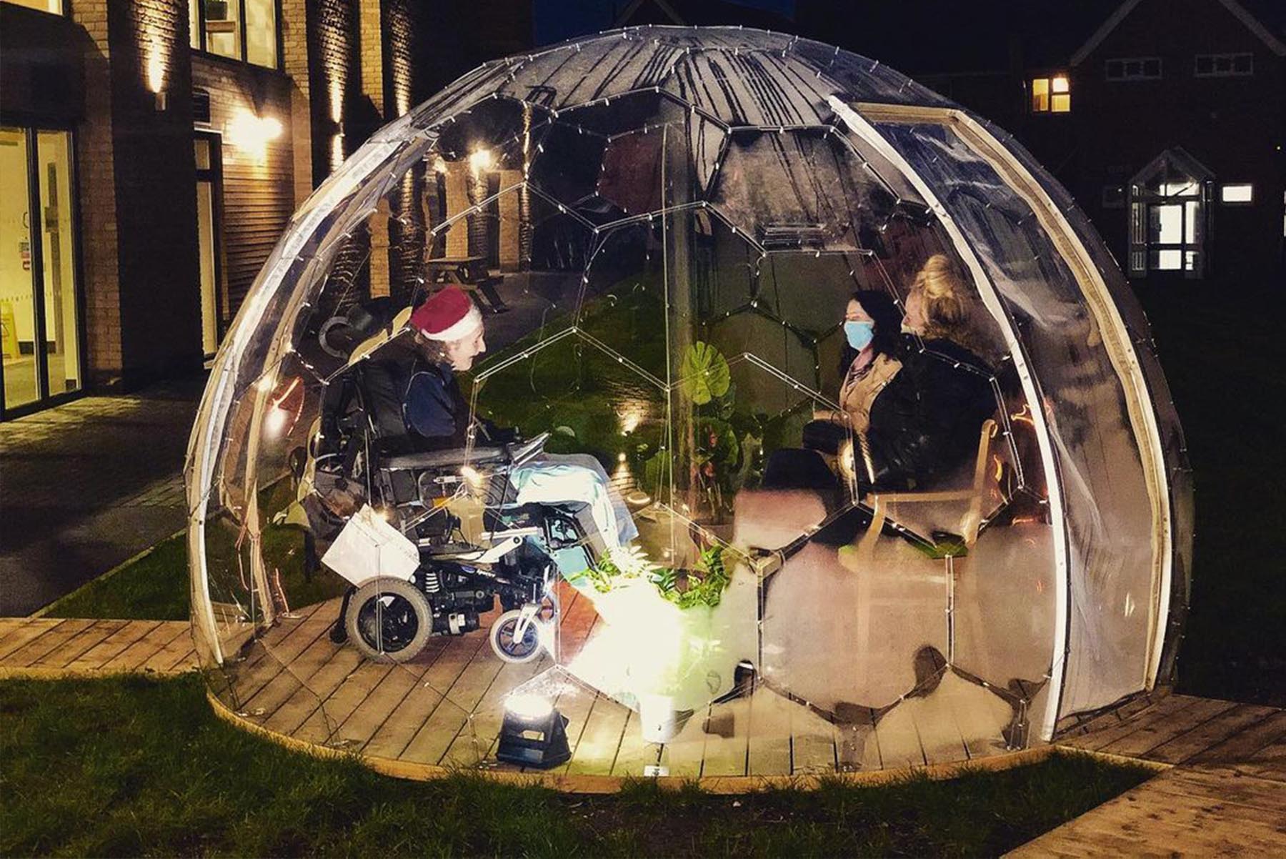 Incontro con un residente di una casa di cura in una capsula di visita Hypedome