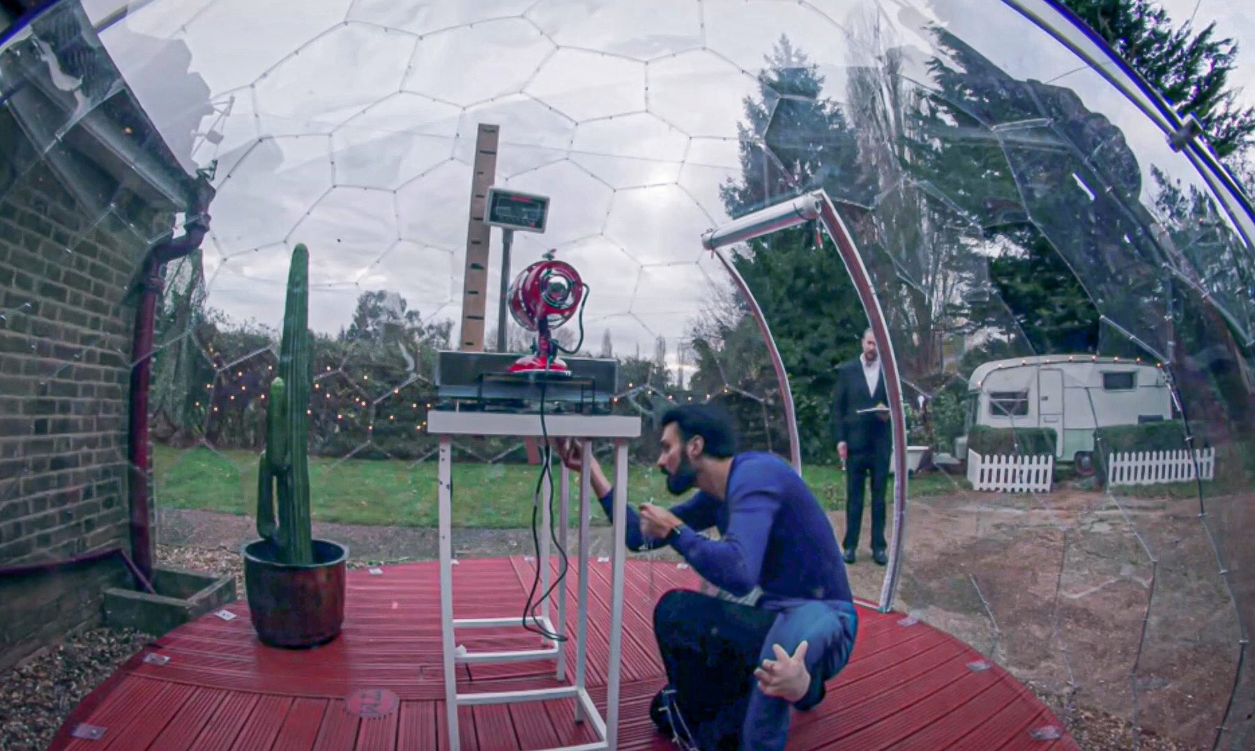 Taskmaster ambientato in una cupola da giardino