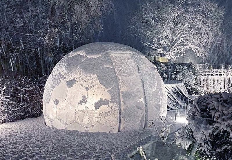 Hypedome-Garten-Iglu in einer Winterzauber-Szene