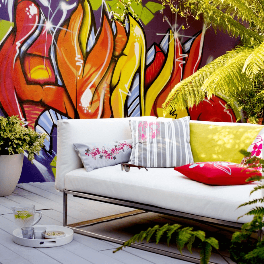 Outdoor-Lounge an der bunten Wand
