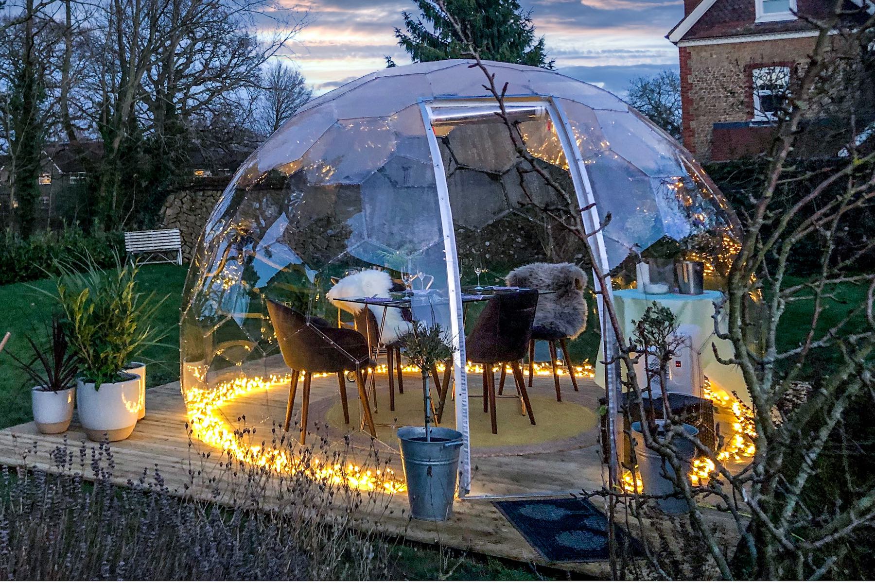 Nacelle à bulles avec salle à manger à l'intérieur