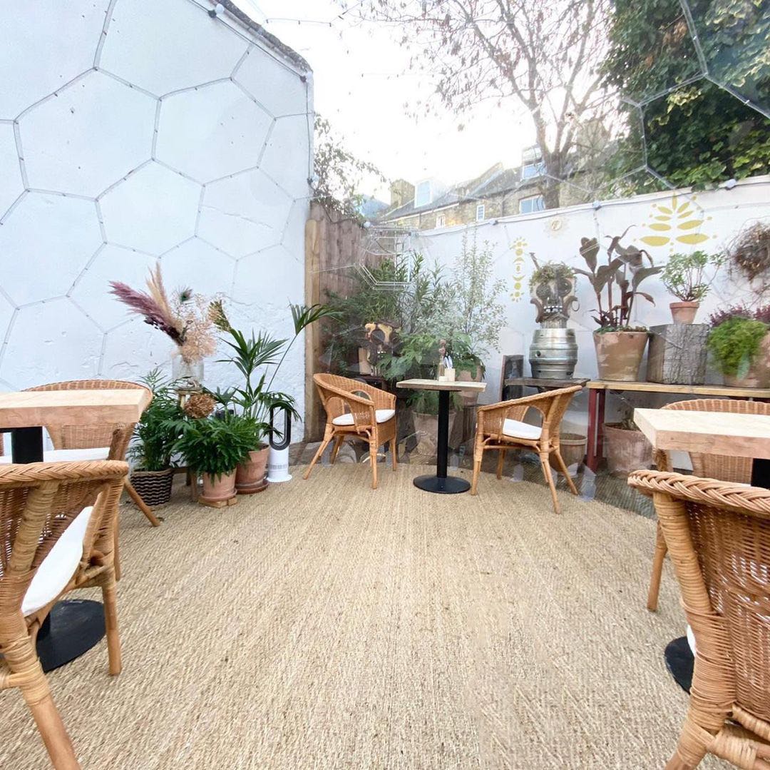 Tavoli da pranzo all'interno di una capsula da giardino Hypedome