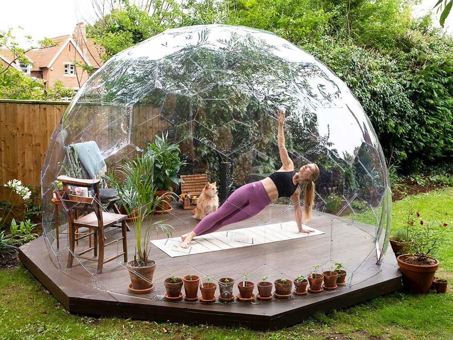 Yoga-Praxis in einer Gartenkapsel
