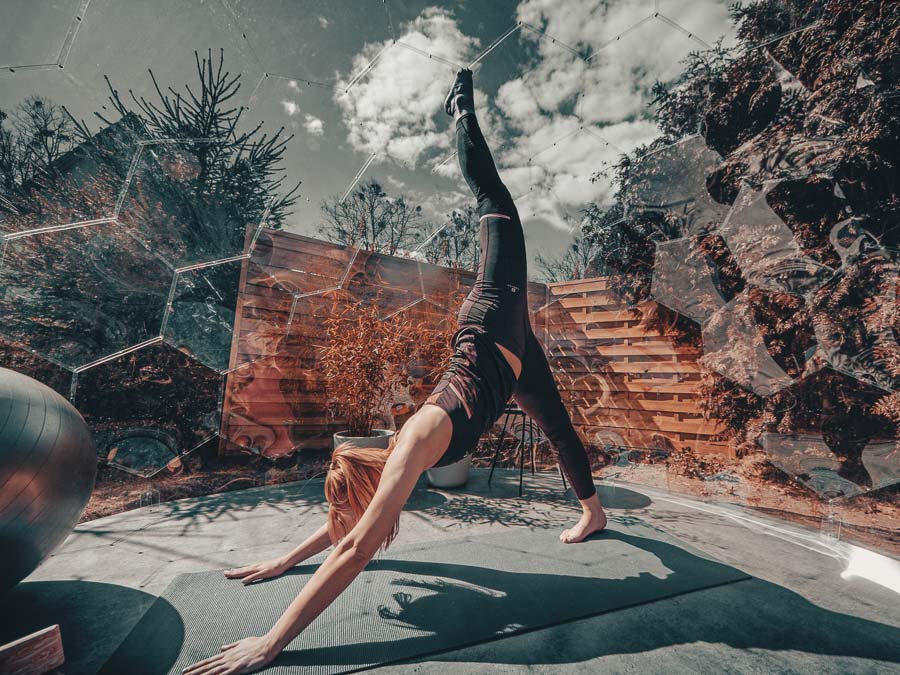 Yoga-Höhle im Freien in einer Gartenkuppel