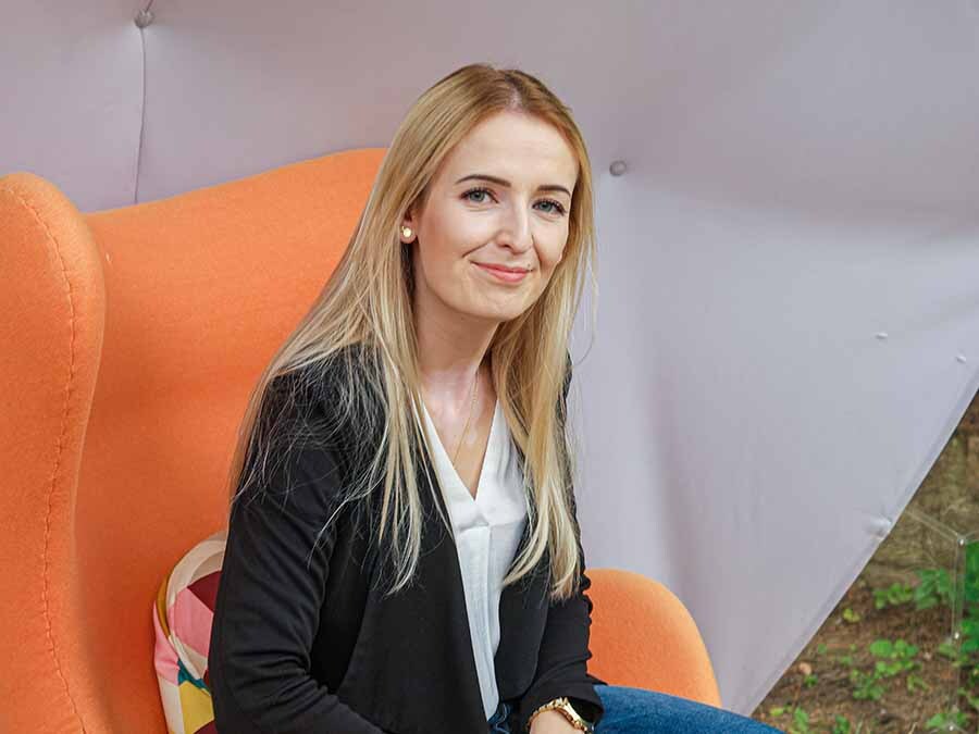 Sitzen in einem Outdoor-Büro-Pod
