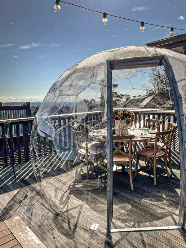 Cena a cupola su una terrazza soleggiata