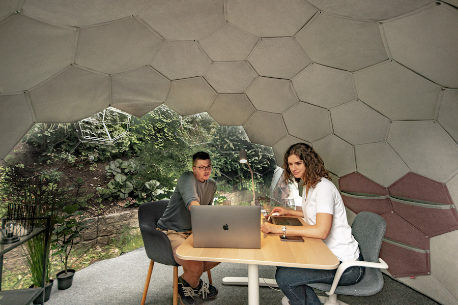 travail à l'intérieur de la nacelle du bureau de jardin