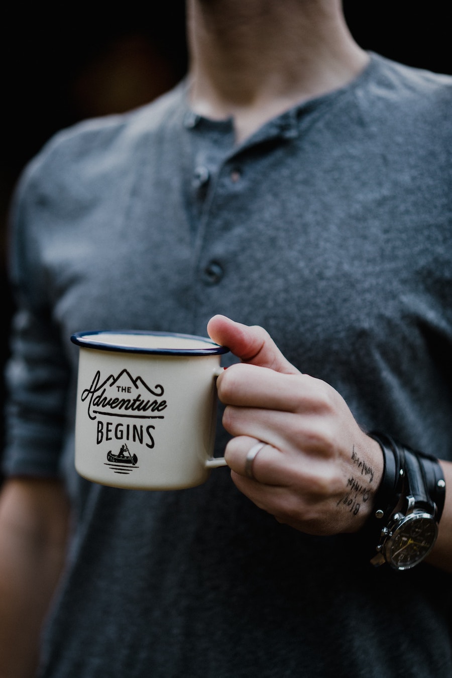 Boire un café sur un site de glamping