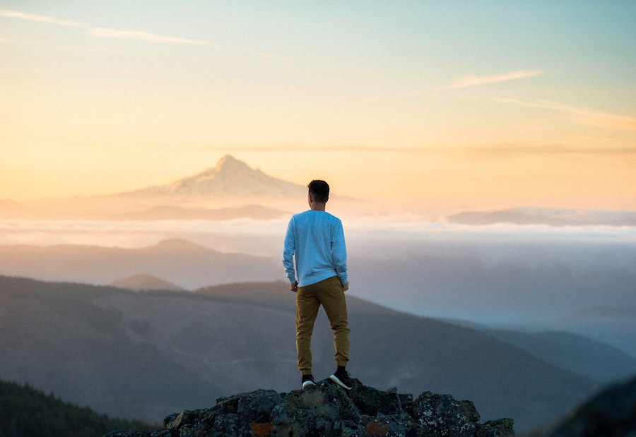 Homme regardant l'horizon