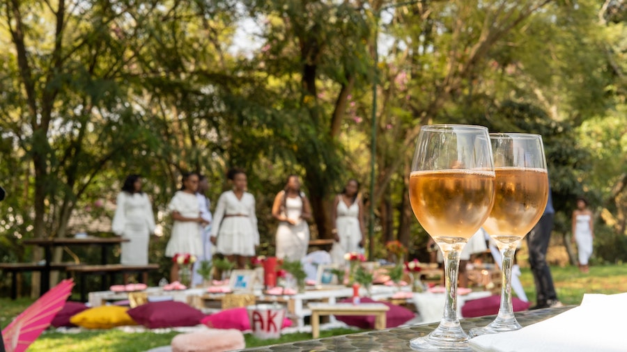 Événement de glamping avec nourriture et boissons