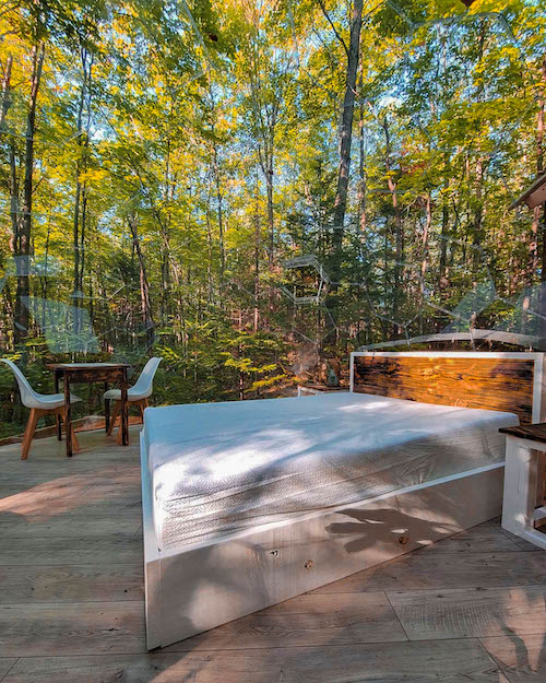 Intérieur du pod de glamping