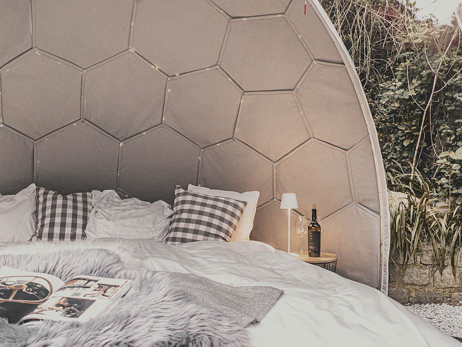 Intérieur du pod de glamping avec lit