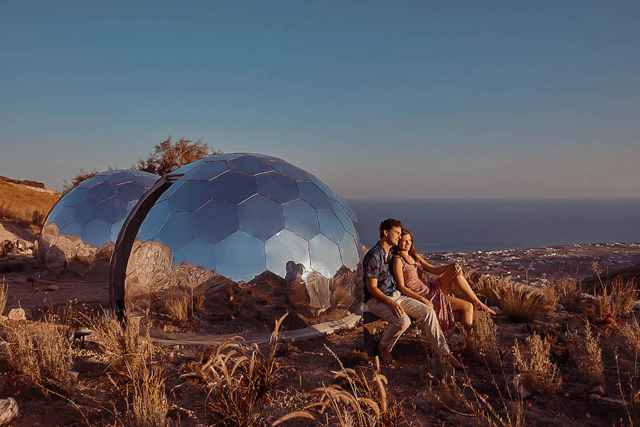 Un couple en séjour de glamping
