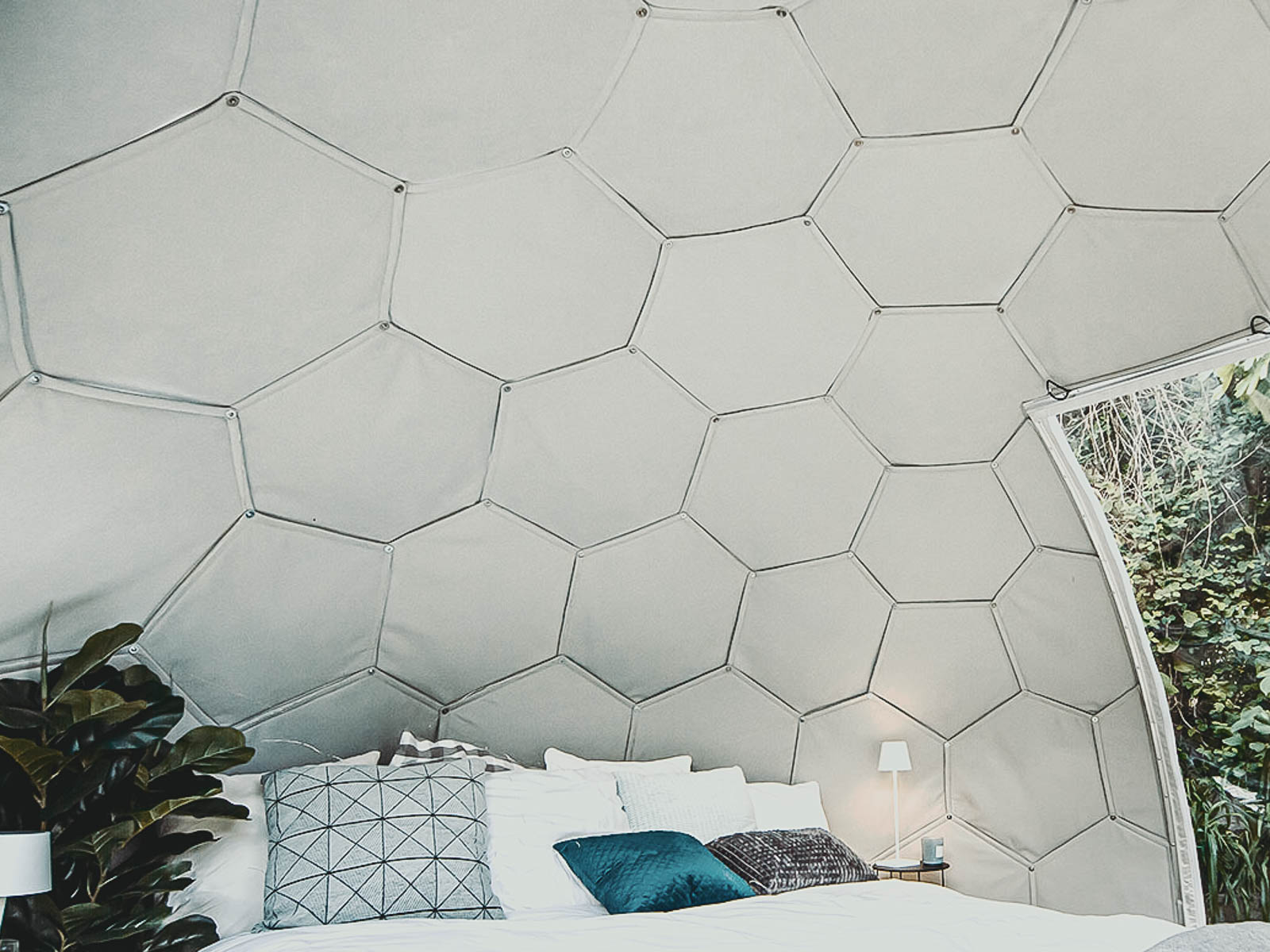 Isolierte Wand in einer Glamping-Kuppel