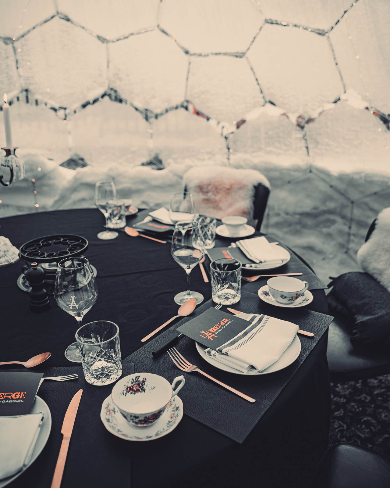 Allestimento della tavola in una cupola da pranzo