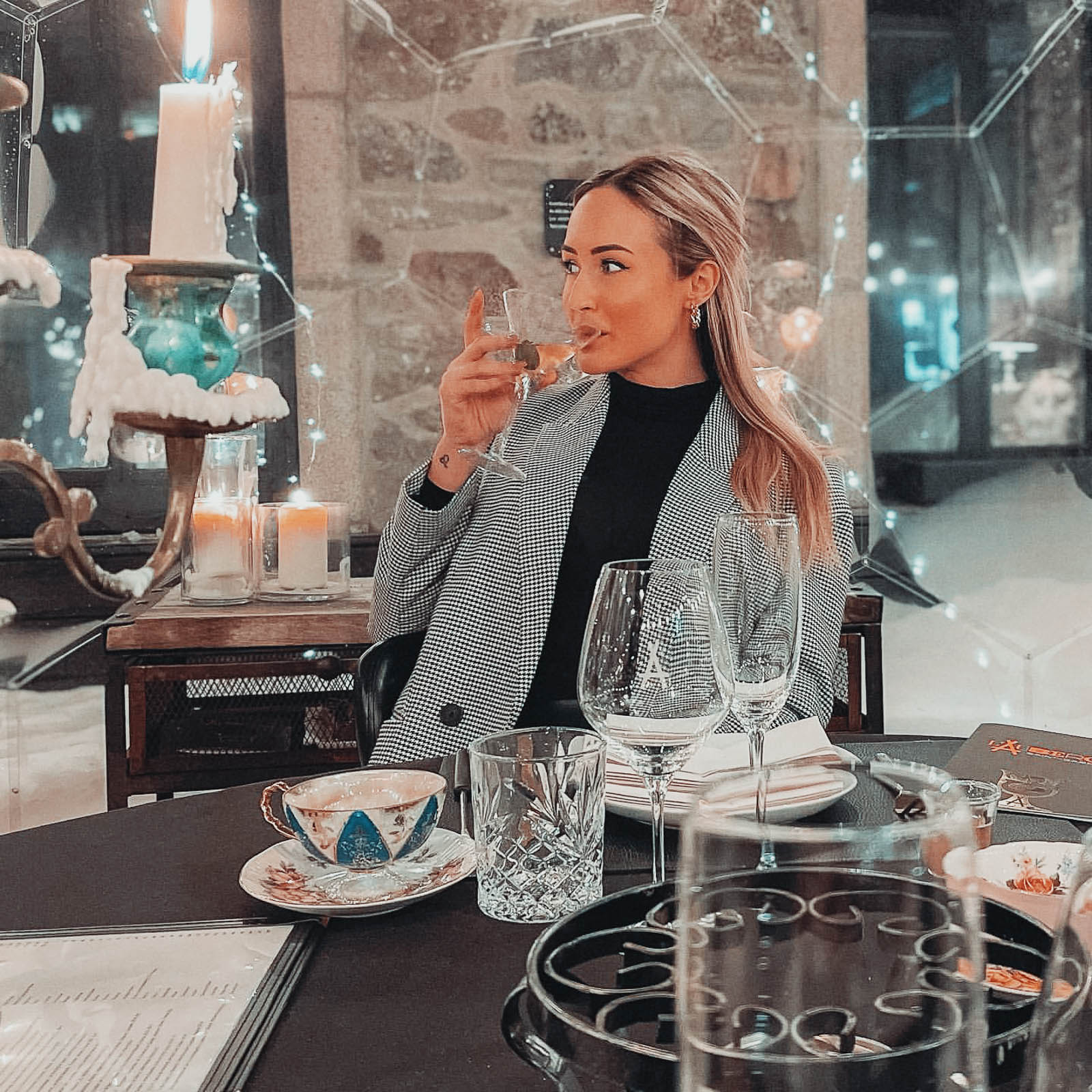 Donna che beve un drink in un ristorante a cupola