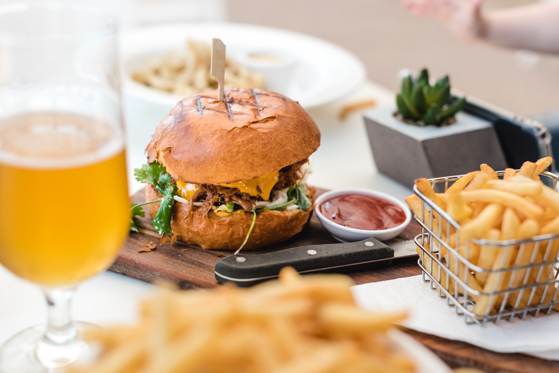 Dîner sous le dôme avec hamburger et frites