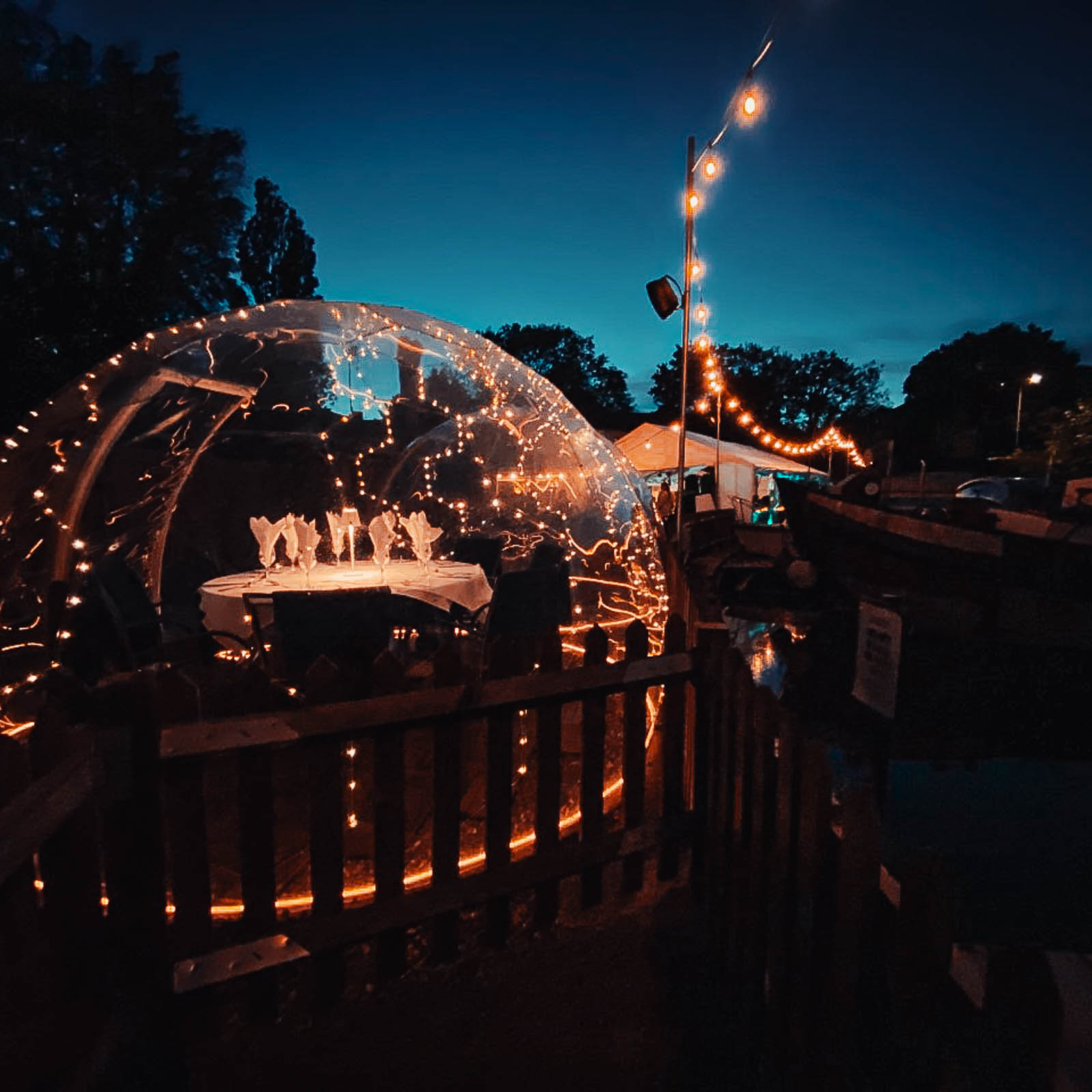 Dômes de salle à manger illuminés la nuit