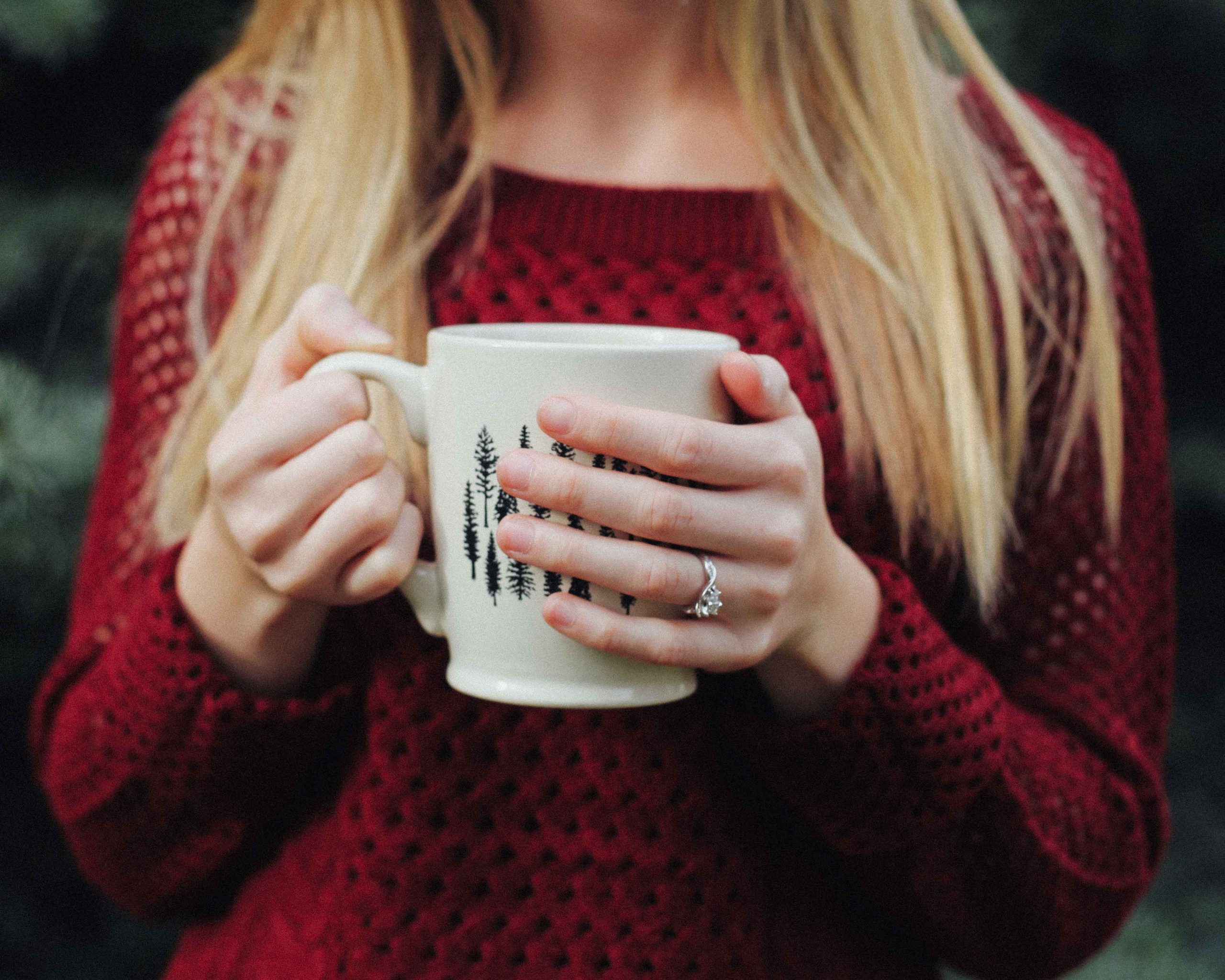 femme en glamping tenant une tasse de café