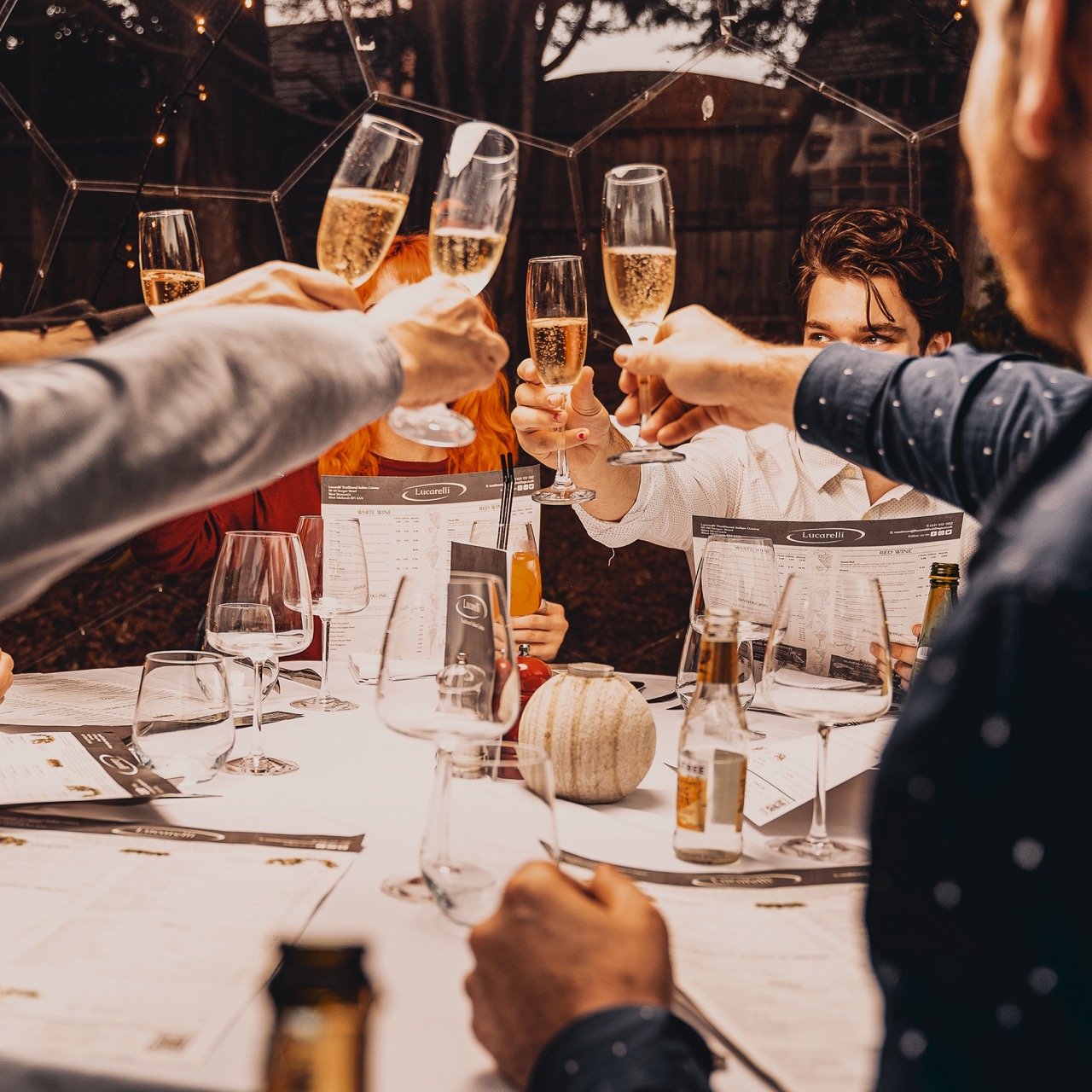 Toast auf das Weihnachtstreffen im Unternehmen