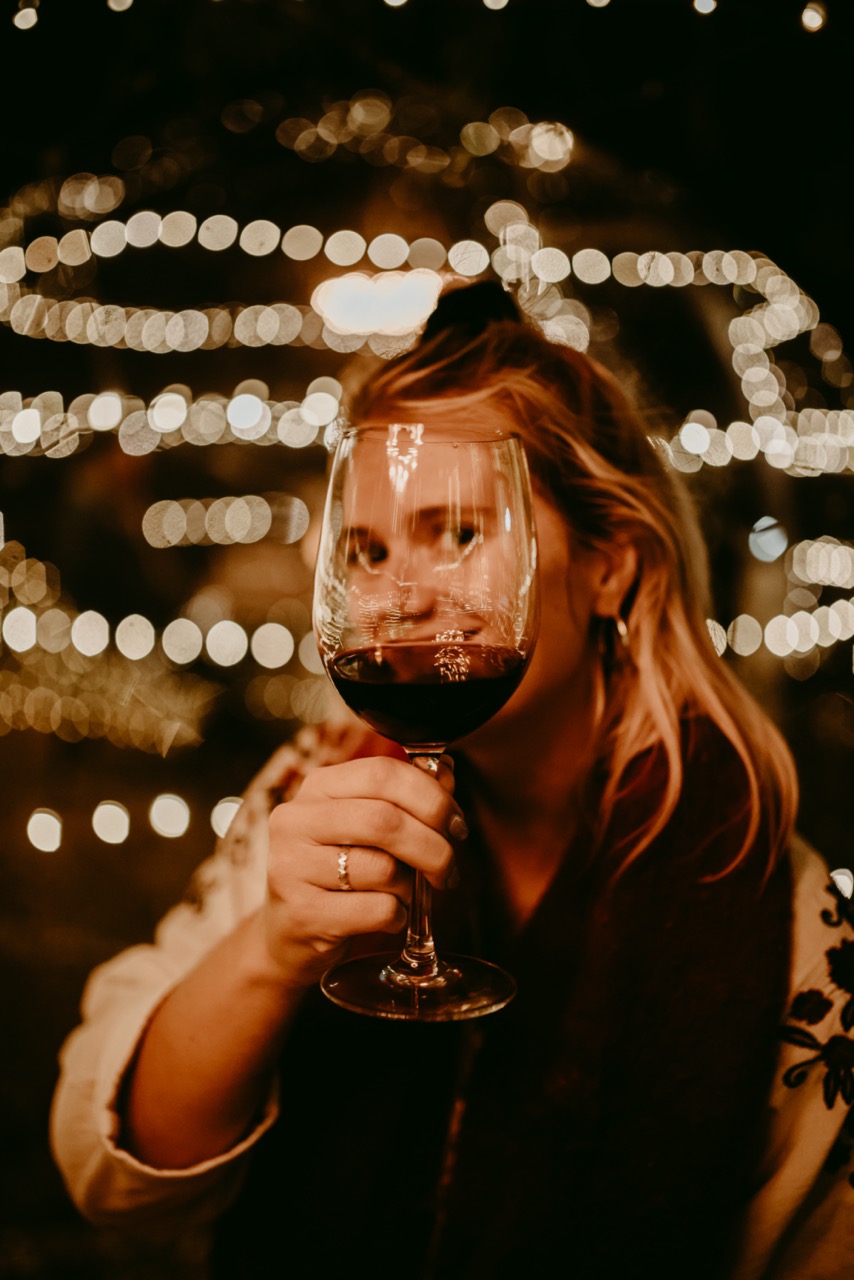 Donna con un bicchiere di vino