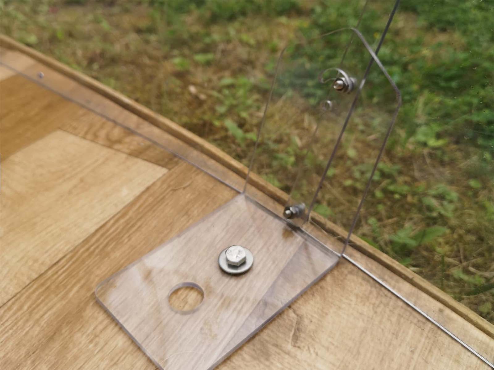 Verankerung eines Holzdecks im Freien