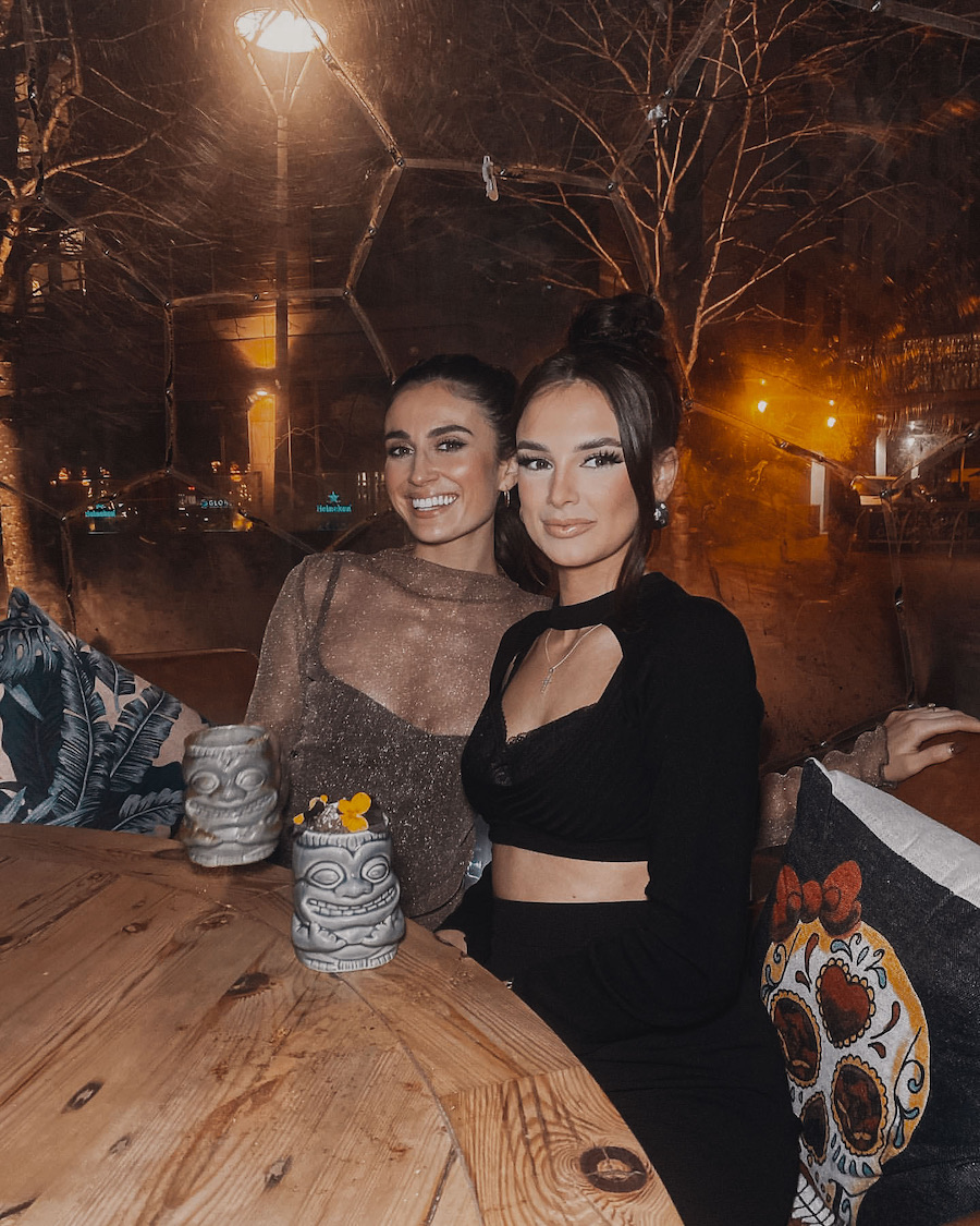 Deux femmes dans un dôme au Tequila Jack's