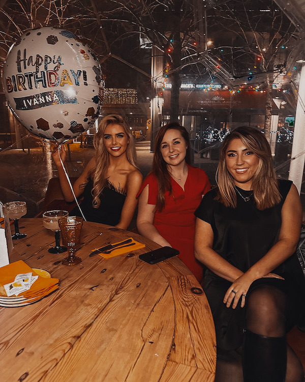 Célébration d'un anniversaire et repas sous un dôme