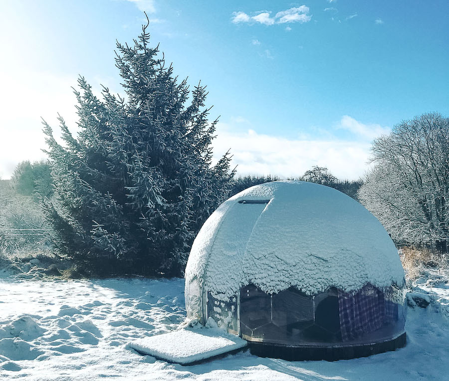 Geodätische Kuppel mit Schnee bedeckt