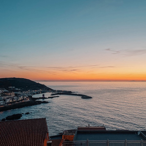 Splendido tramonto costiero