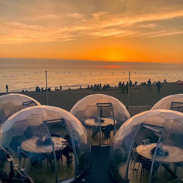 Zwei Hypedomes vor dem Hintergrund eines Sonnenuntergangs an der Küste