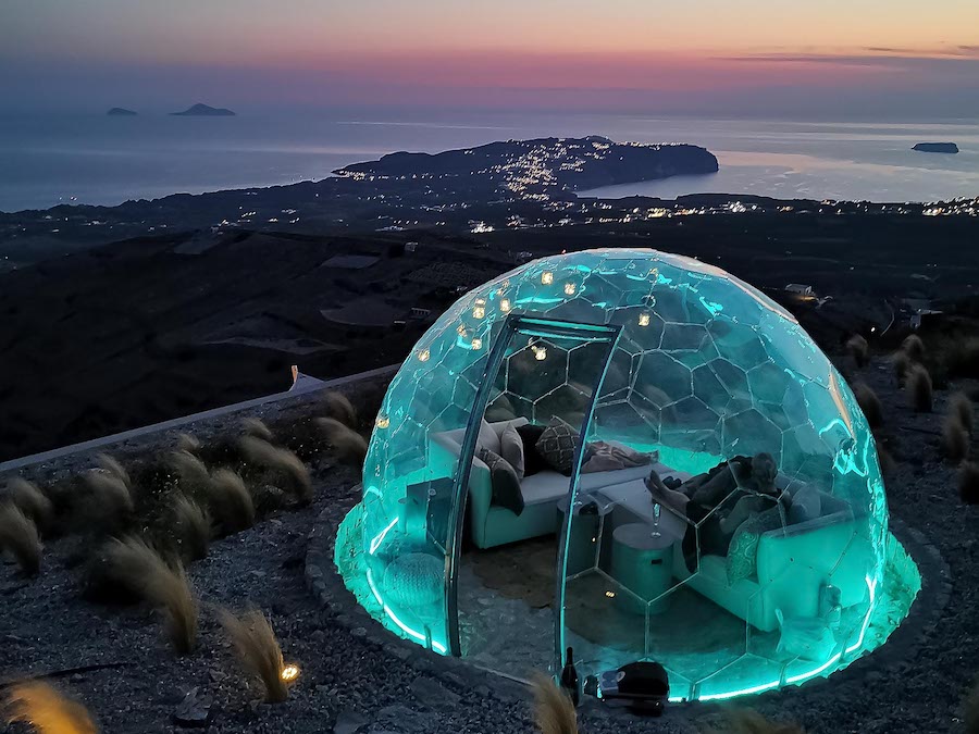Dôme illuminé dans une zone côtière