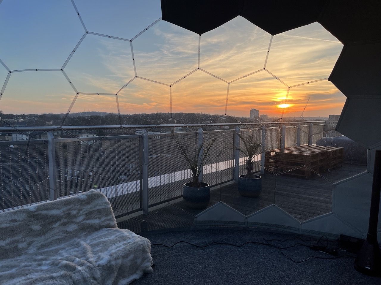 Regarder le coucher de soleil depuis l'intérieur du sky dome