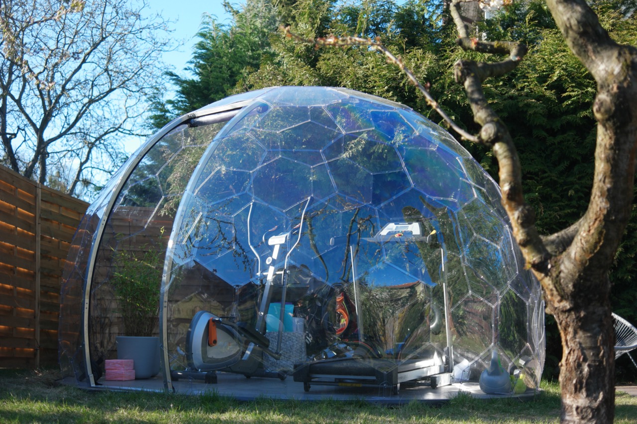 Salle de sport en plein air dans un dôme de jardin avec équipement d'entraînement à l'intérieur