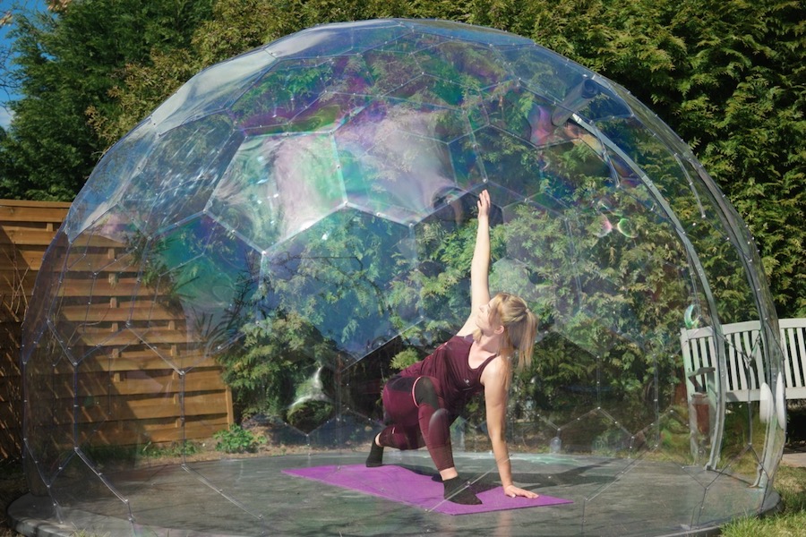 Yoga unter freiem Himmel praktizieren