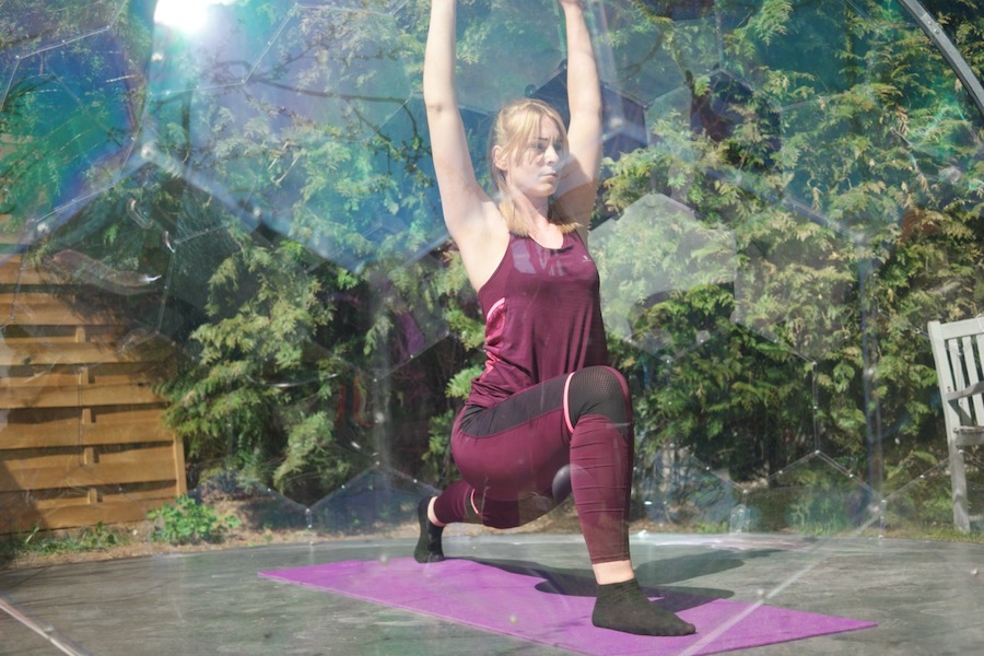 Eine Frau übt Yoga in einem Yogaraum im Freien