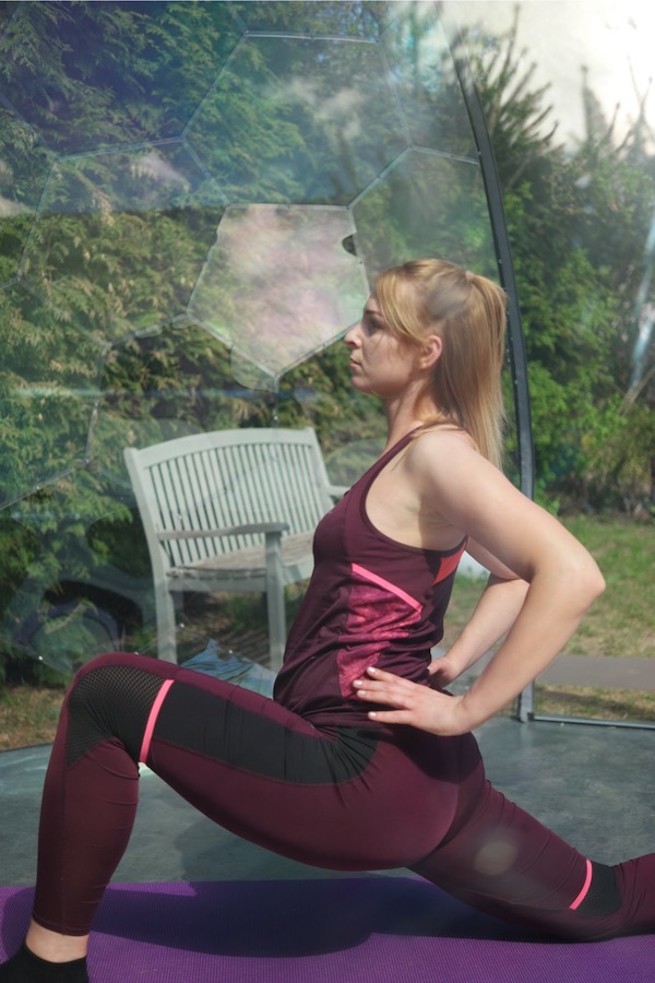 Asanas in einer Gartenkuppel