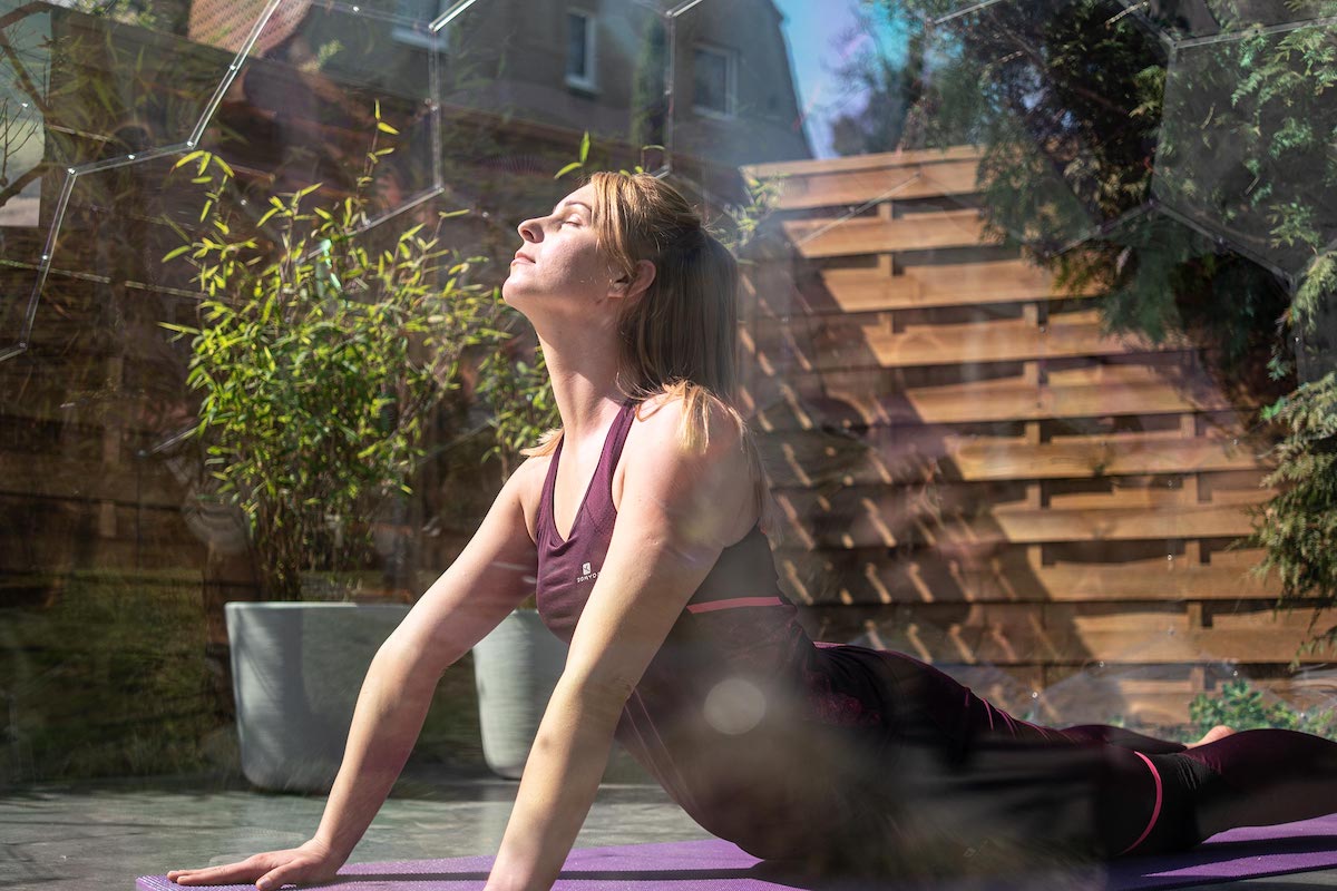 Yoga und Achtsamkeitsübungen in einer Gartenkuppel