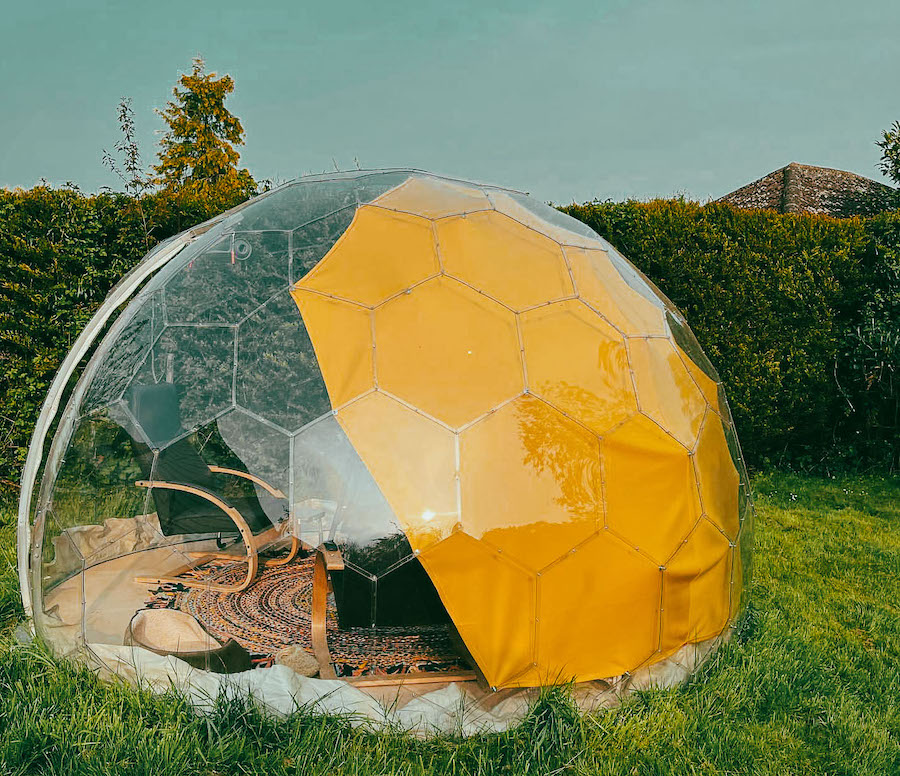 Un dôme de jardin en été avec une voile pare-soleil