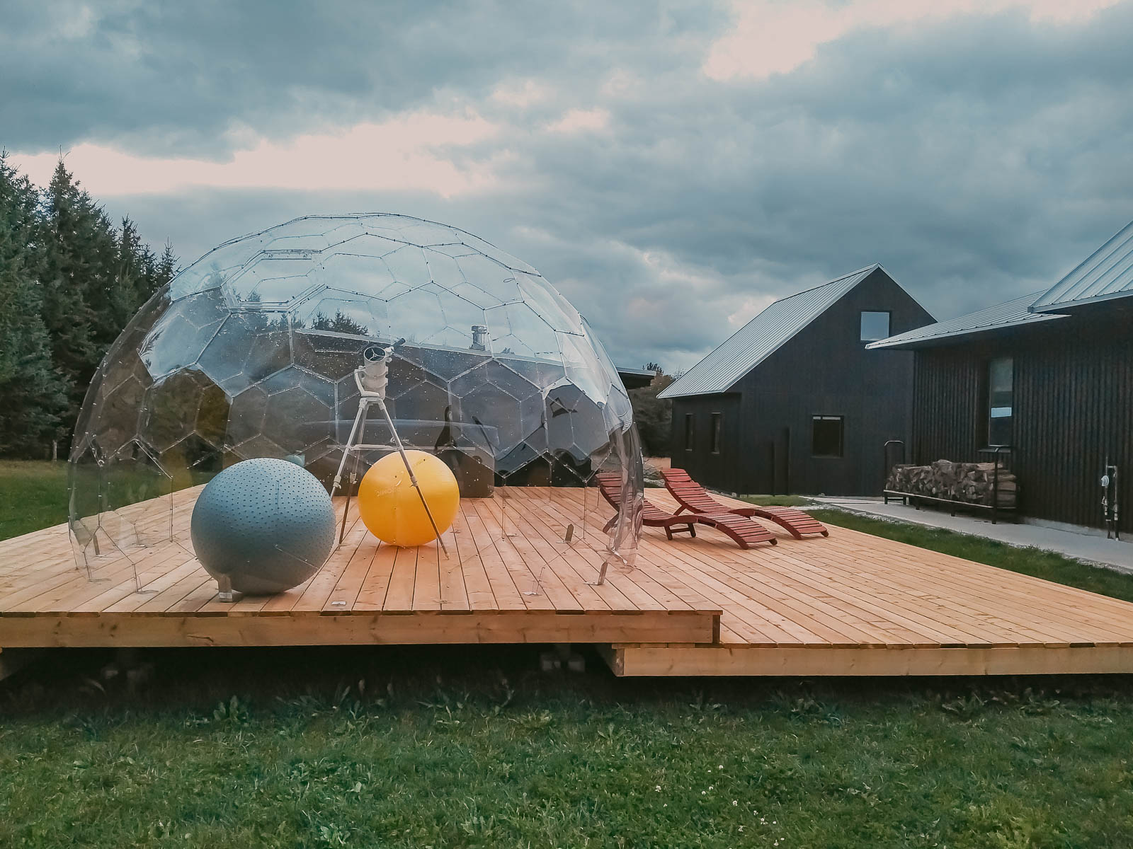 Astronomischer Hobbyraum in einer Gartenkapsel