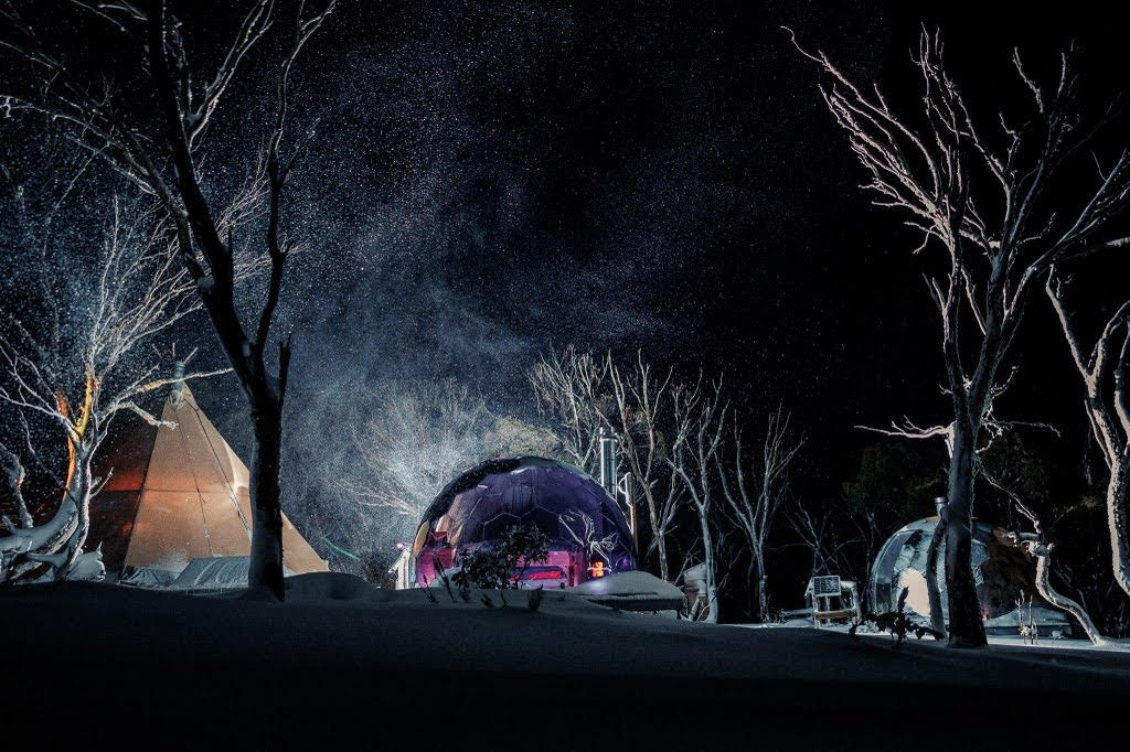 Ein schöner Hypedome Glamping geodätische Kuppel bei Nacht