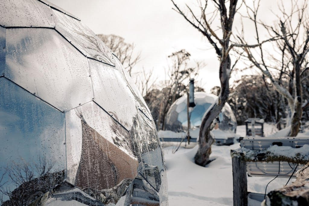 Spiegel-Glamping-Kuppeln im Ökodorf