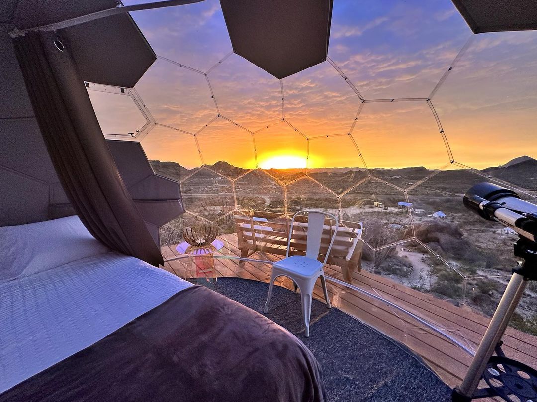 Interno della cupola della camera da letto al tramonto