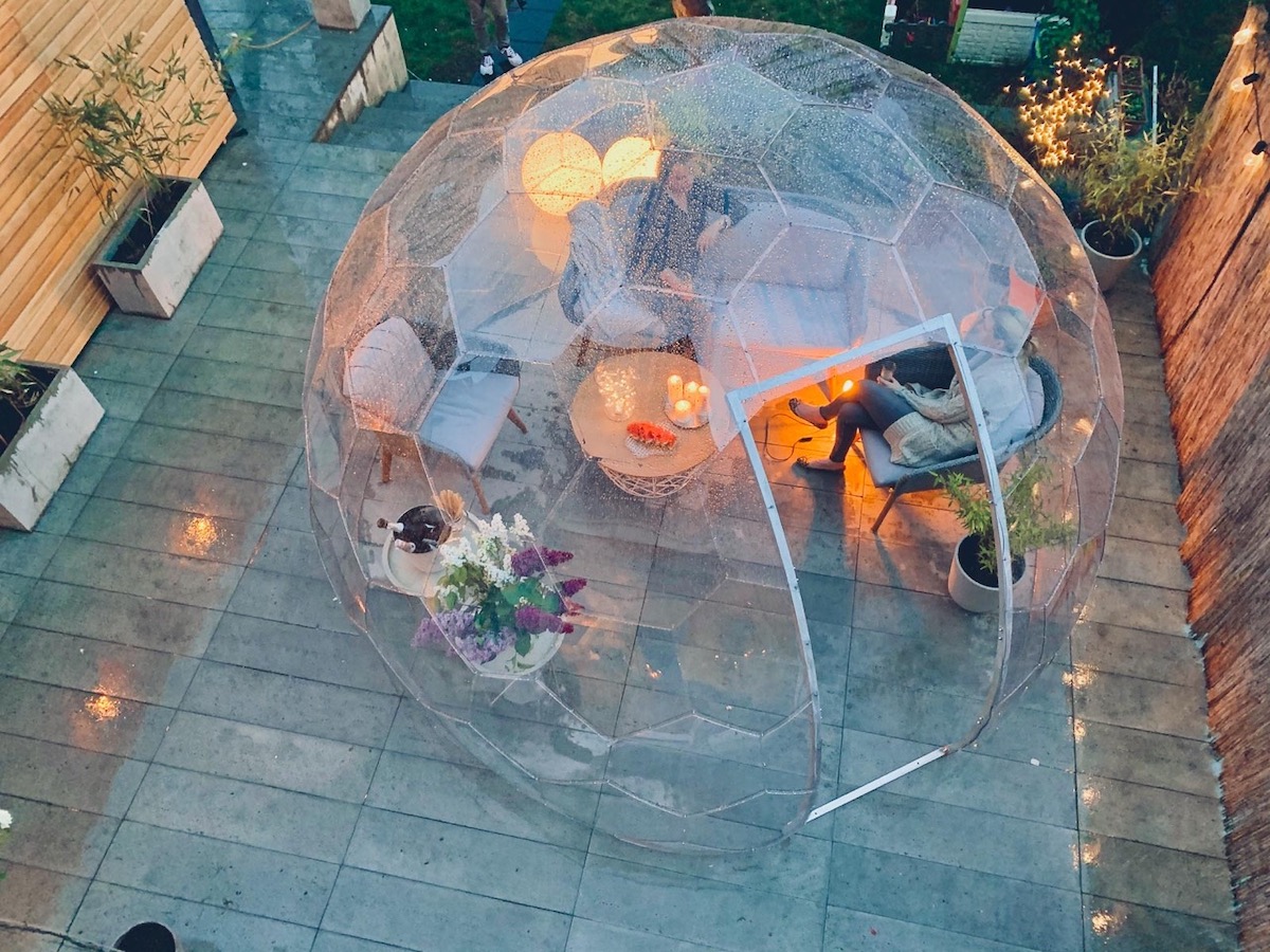 Donne che chiacchierano in un giardino che capannone cupola