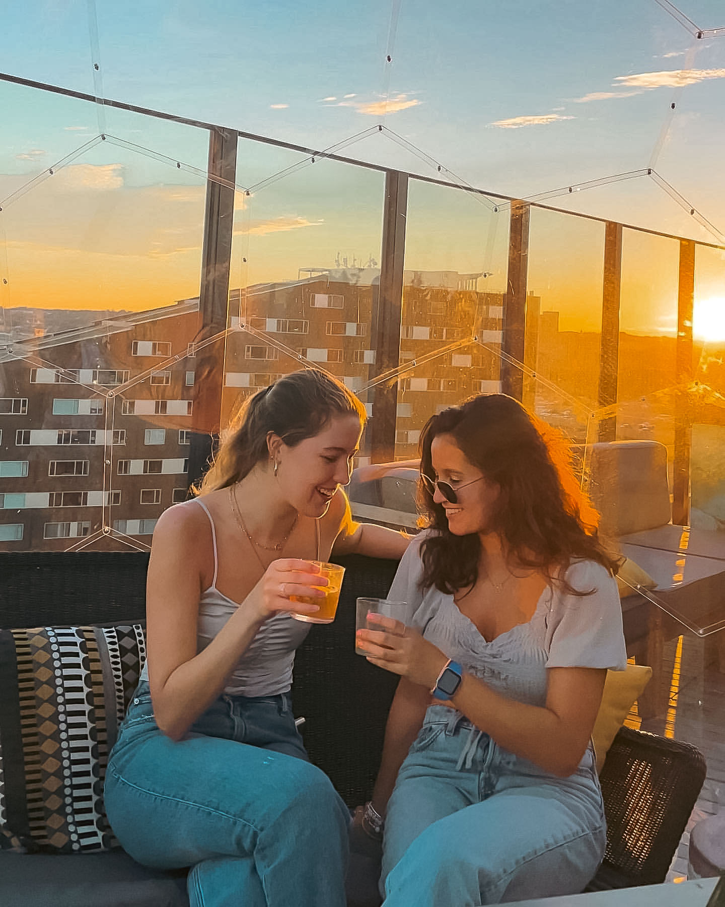 Due amici che bevono un drink nel kit del capannone di lei