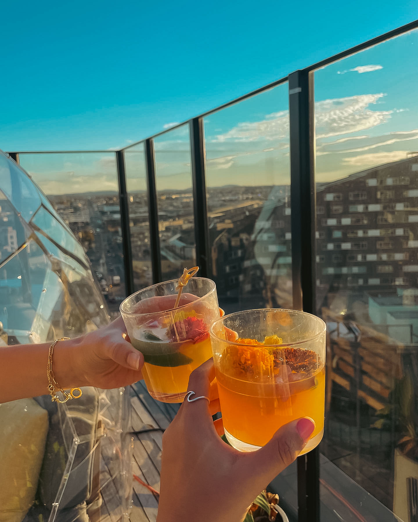 Aperitivo sul tetto vicino alla cupola dell'igloo