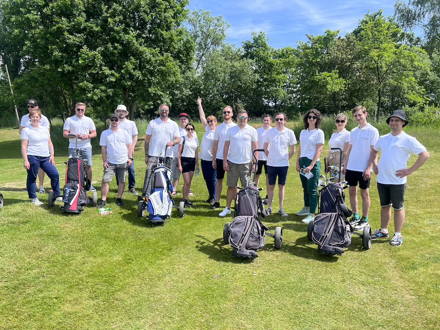 Hypedome-Team auf einem Golfplatz