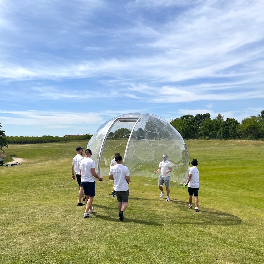 Eine Gruppe von Männern trägt die Hypedome-Gartenkuppel